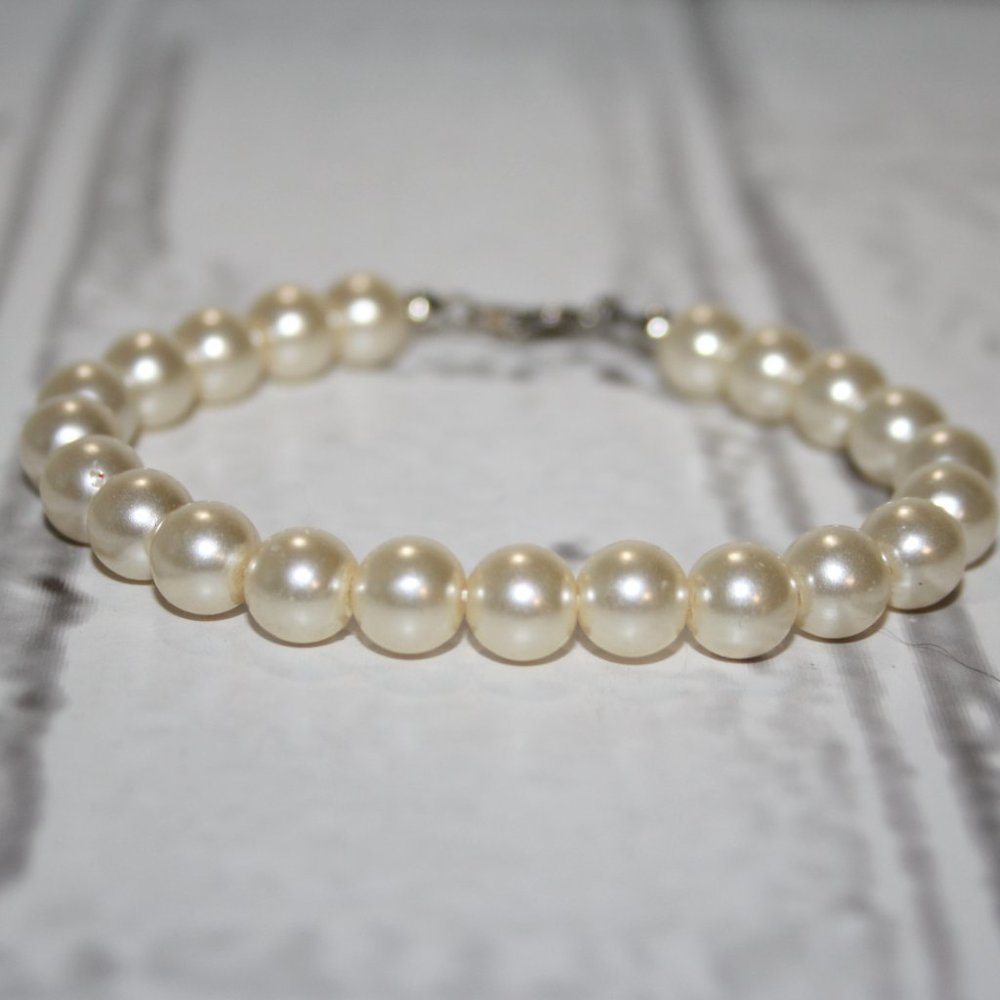 🤍 White Pearl Bracelet · 7.5" · Classic Glow ✨